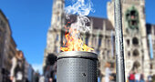 Erste Rauchwarnmelder wurden an Mülleimern auf dem Münchner Marienplatz installiert